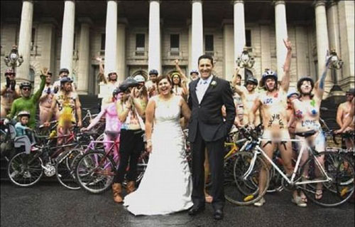 สุดฮา! ภาพถ่ายพรีเวดดิ้งแนวใหม่ ขโมยซีนเจ้าบ่าว-สาว