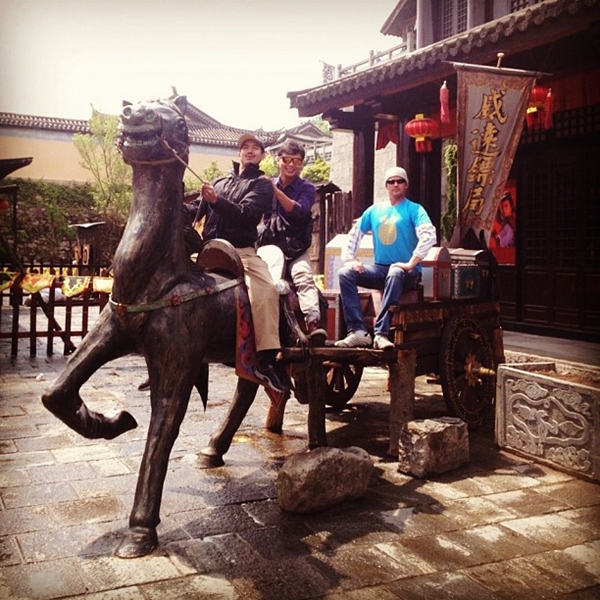  เวียร์ ซิ่งบิ๊กไบค์ ตะลุยภูเขาหิมะมังกรหยก ที่ประเทศจีน