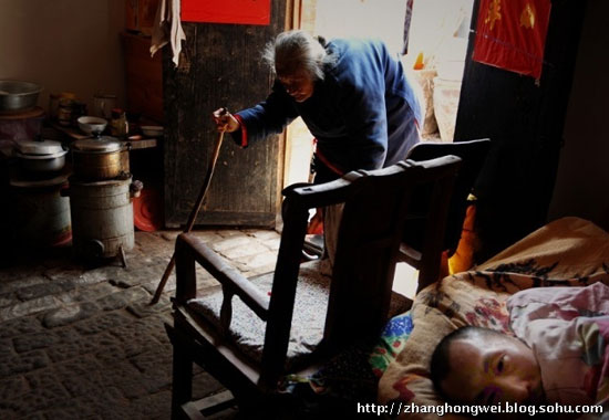 ซึ้ง! แม่ชรา ดูแลลูกป่วยอัมพาตมานานเกือบ 20 ปี