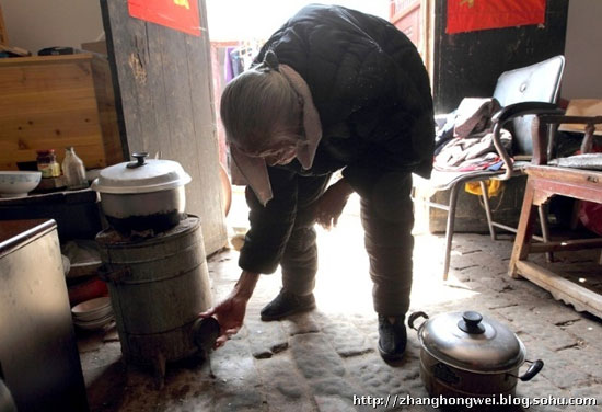 ซึ้ง! แม่ชรา ดูแลลูกป่วยอัมพาตมานานเกือบ 20 ปี