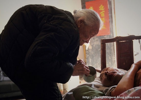 ซึ้ง! แม่ชรา ดูแลลูกป่วยอัมพาตมานานเกือบ 20 ปี