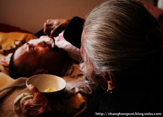 ซึ้ง! แม่ชรา ดูแลลูกป่วยอัมพาตมานานเกือบ 20 ปี