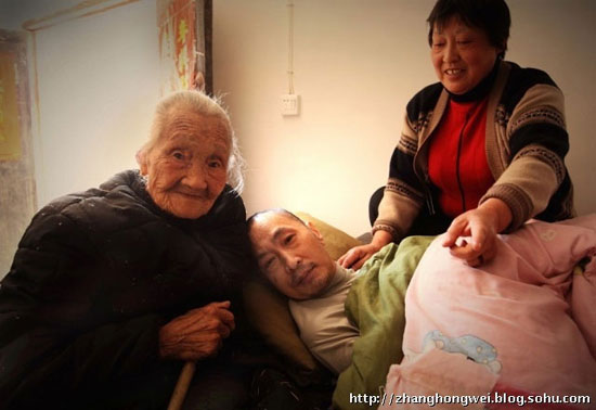 ซึ้ง! แม่ชรา ดูแลลูกป่วยอัมพาตมานานเกือบ 20 ปี