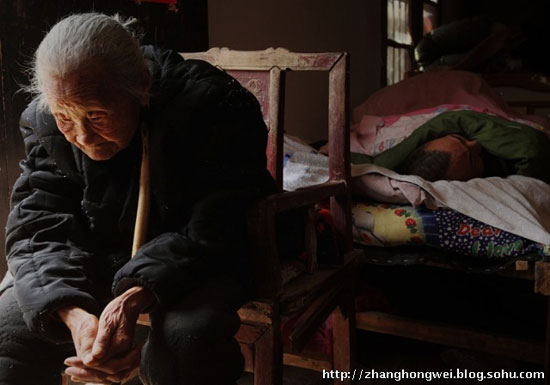 ซึ้ง! แม่ชรา ดูแลลูกป่วยอัมพาตมานานเกือบ 20 ปี