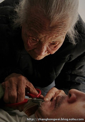 ซึ้ง! แม่ชรา ดูแลลูกป่วยอัมพาตมานานเกือบ 20 ปี