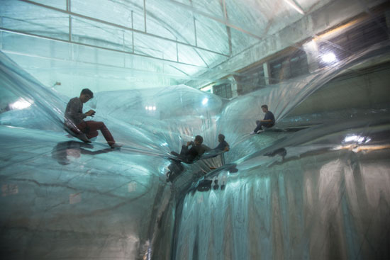 น่าเล่น! เดินย่ำเด้งดึ๋งไปบนบอลลูนใสลูกโต