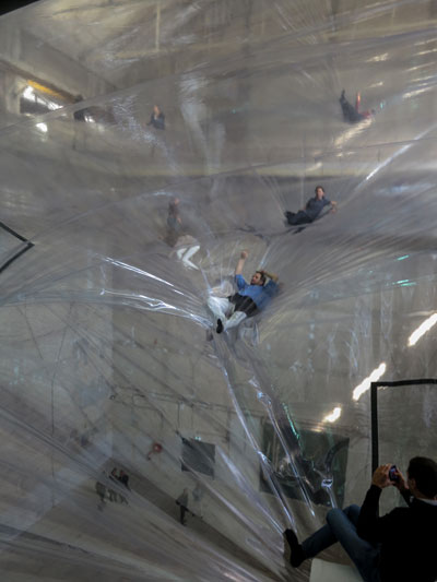 น่าเล่น! เดินย่ำเด้งดึ๋งไปบนบอลลูนใสลูกโต