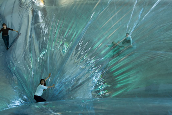 น่าเล่น! เดินย่ำเด้งดึ๋งไปบนบอลลูนใสลูกโต