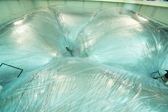 น่าเล่น! เดินย่ำเด้งดึ๋งไปบนบอลลูนใสลูกโต