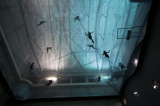 น่าเล่น! เดินย่ำเด้งดึ๋งไปบนบอลลูนใสลูกโต