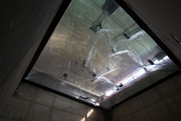 น่าเล่น! เดินย่ำเด้งดึ๋งไปบนบอลลูนใสลูกโต