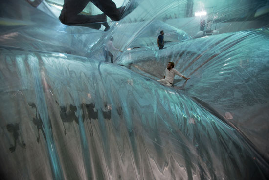 น่าเล่น! เดินย่ำเด้งดึ๋งไปบนบอลลูนใสลูกโต