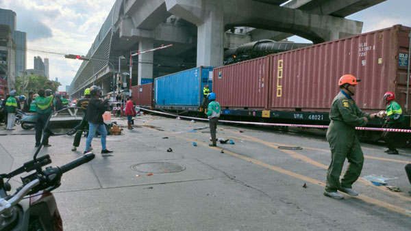 รถไฟชนรถเมล์