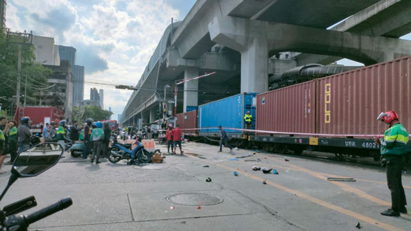 รถไฟชนรถเมล์