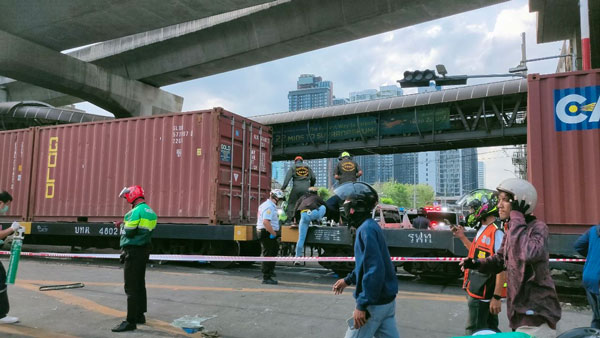 รถไฟชนรถเมล์