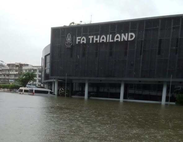 น้ำท่วมสนามคมฟุตบอล