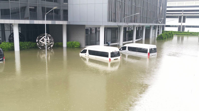 น้ำท่วมสนามคมฟุตบอล