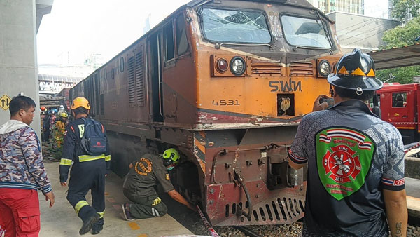 รถไฟชนรถเมล์