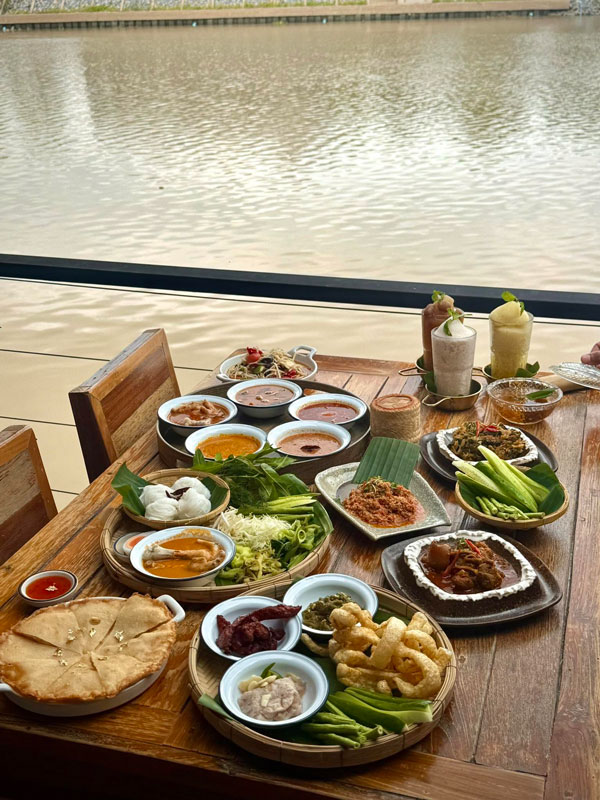 เรือนริมน้ำ