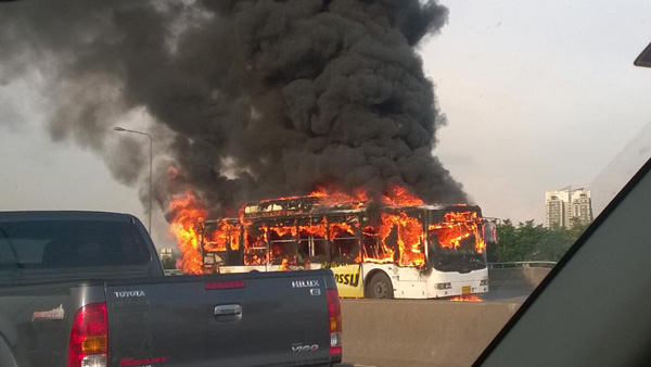 ไฟไหม้รถเมล์