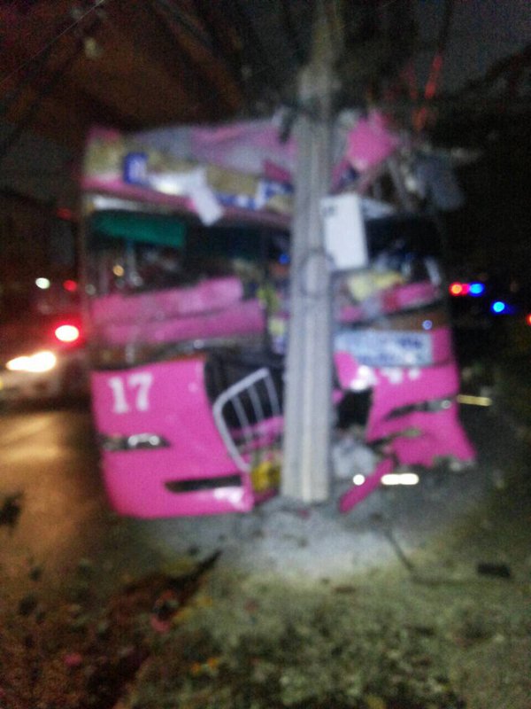 รถเมล์ชนเสาไฟฟ้า