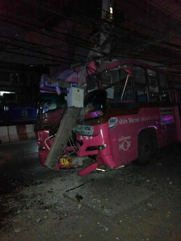 รถเมล์ชนเสาไฟฟ้า