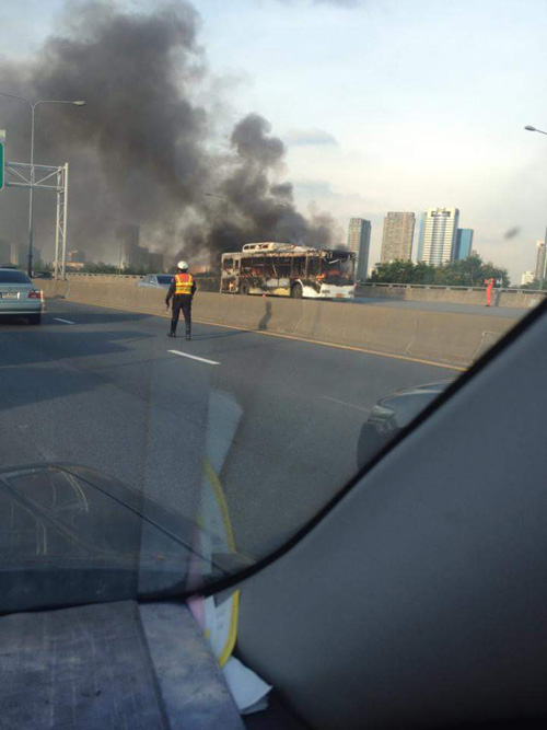 ไฟไหม้รถเมล์