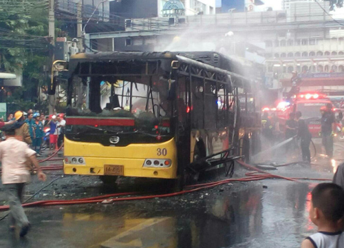ไฟไหม้รถเมล์