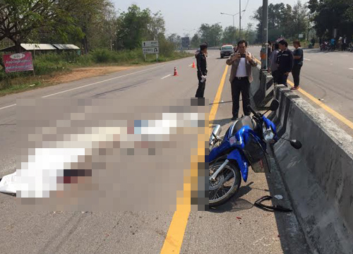 บรรทุกชนมอเตอร์ไซค์