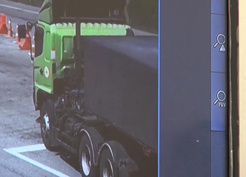 บรรทุกชนมอเตอร์ไซค์