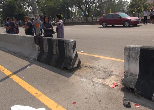 บรรทุกชนมอเตอร์ไซค์