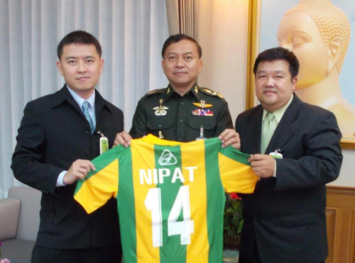 นิพัทธ์ ทองเล็ก