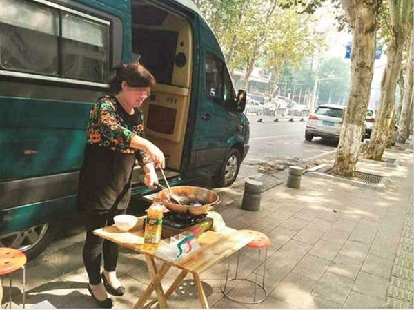 สุดเว่อร์ ! พ่อ-แม่จ้างแม่บ้านมาทำกับข้าวให้ลูกทานถึงหน้าประตูโรงเรียน