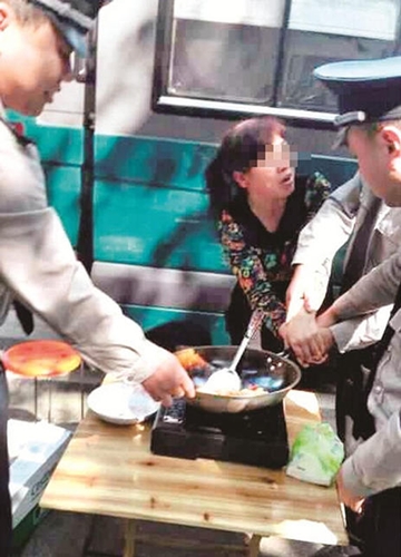 สุดเว่อร์ ! พ่อ-แม่จ้างแม่บ้านมาทำกับข้าวให้ลูกทานถึงหน้าประตูโรงเรียน