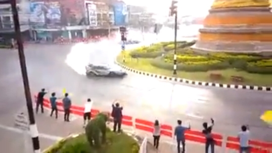 คลิปรถโชว์ดริฟท์รอบเจดีย์