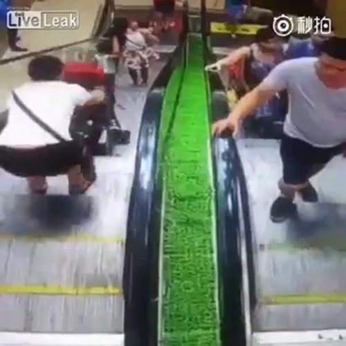 คลิปทารกกระเด็นตกบันไดเลื่อน 