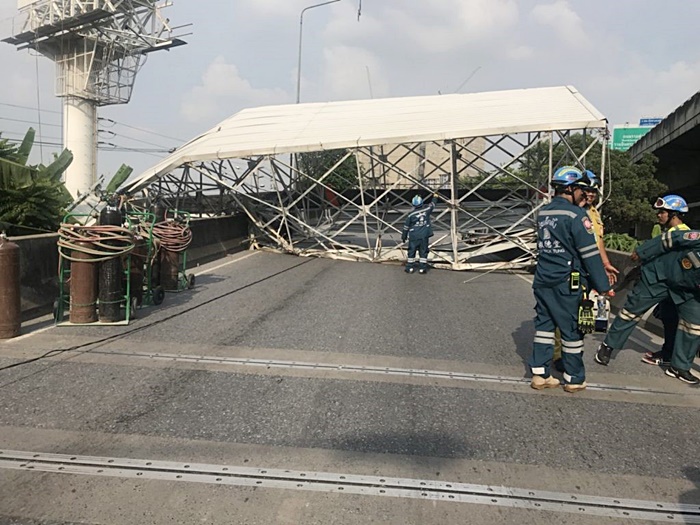  วิศวกรคุมรถเครนรื้อป้ายโฆษณา