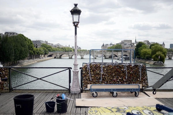 อวสานสะพานรักนิรันดร์ ฝรั่งเศสรื้อสะพานกุญแจแห่งรักแล้ว