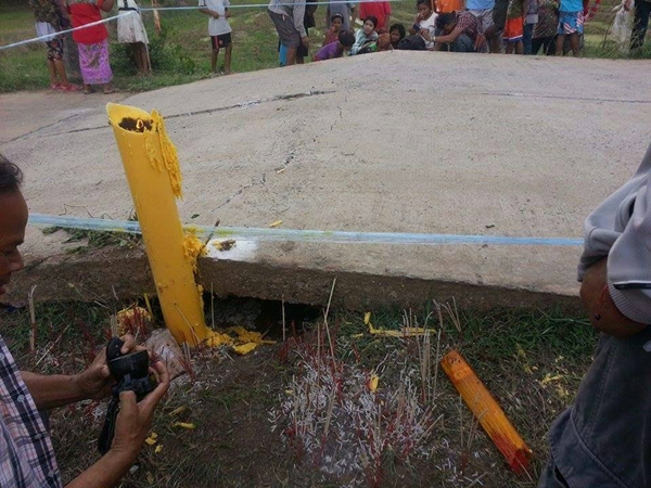  ชาวบ้านจัดเครื่องเซ่นไหว้ ถนนขยายตัว เชื่อภายในมีสิ่งศักดิ์สิทธิ์