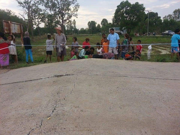  ชาวบ้านจัดเครื่องเซ่นไหว้ ถนนขยายตัว เชื่อภายในมีสิ่งศักดิ์สิทธิ์