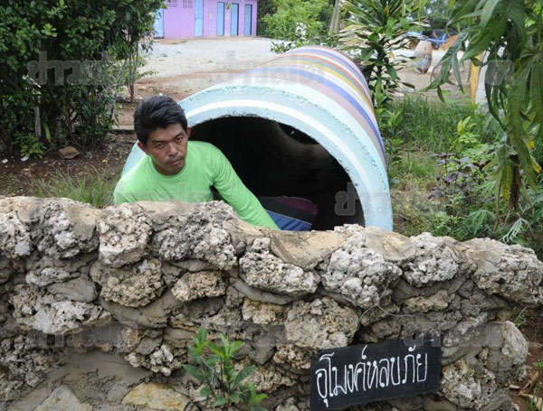 หนุ่มสุพรรณฯ ปิ๊งไอเดียสร้างอุโมงค์หลบภัย ทำจากท่อปูน