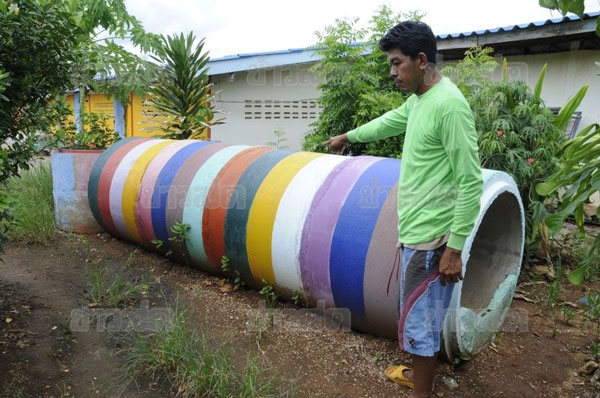 หนุ่มสุพรรณฯ ปิ๊งไอเดียสร้างอุโมงค์หลบภัย ทำจากท่อปูน