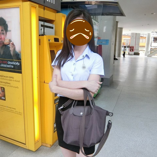 นักศึกษาสาวก้มหน้าเล่นมือถือ