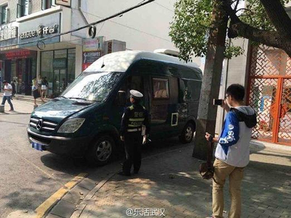 สุดเว่อร์ ! พ่อ-แม่จ้างแม่บ้านมาทำกับข้าวให้ลูกทานถึงหน้าประตูโรงเรียน