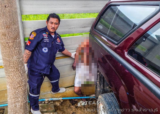 จ.ส.ต. ไม่ได้ใส่เบรกมือ โดนรถถอยหลังอัดกำแพงดับ