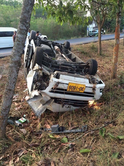 รถตู้เสียหลักพลิกคว่ำ