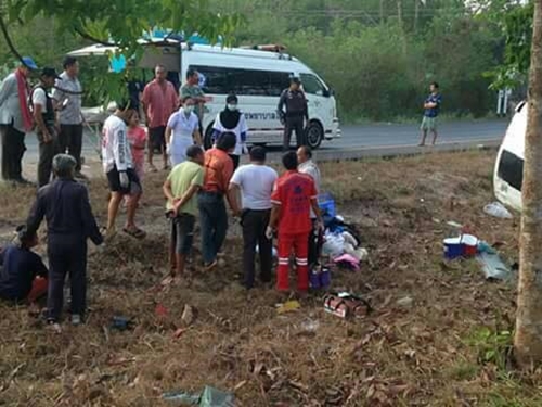 รถตู้เสียหลักพลิกคว่ำ