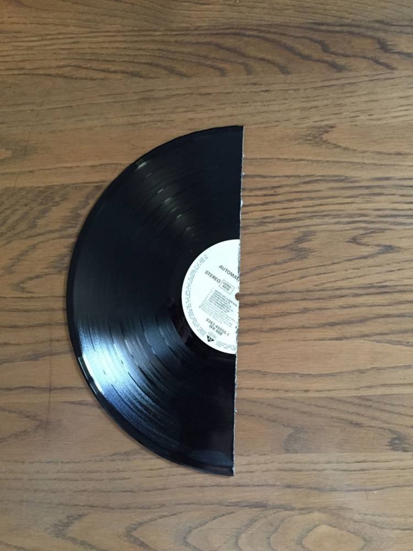  หนุ่มเจ็บปวดถูกแฟนทิ้ง เลยเลื่อยทุกสิ่งให้ขาดครึ่งแบบนี้