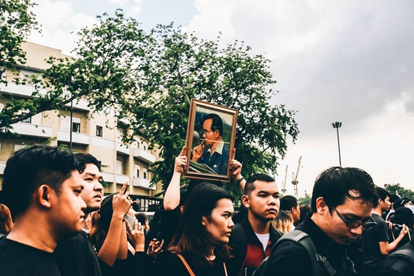 สื่อนอกตีข่าว คนไทยร่วมแต่งดำทั้งประเทศ เพื่อถวายอาลัยแด่ ในหลวง ร.9