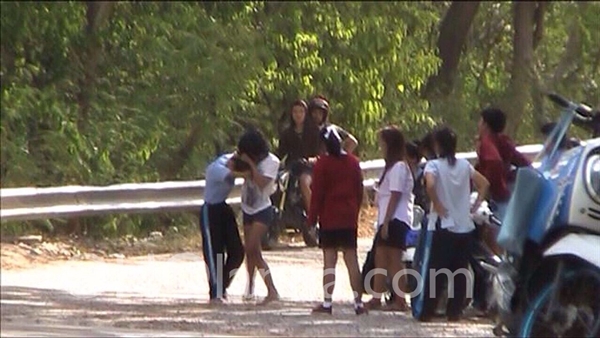 เชียร์ลั่น นักเรียนสาวเปิดศึกตบเดือด-ชาวบ้านเอือม บอกเห็นประจำ